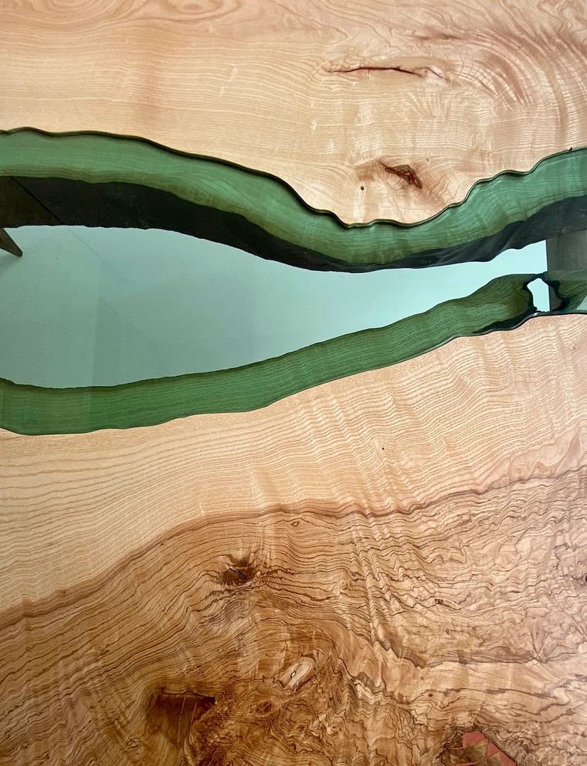 plateau en verre symbolisant une rivière